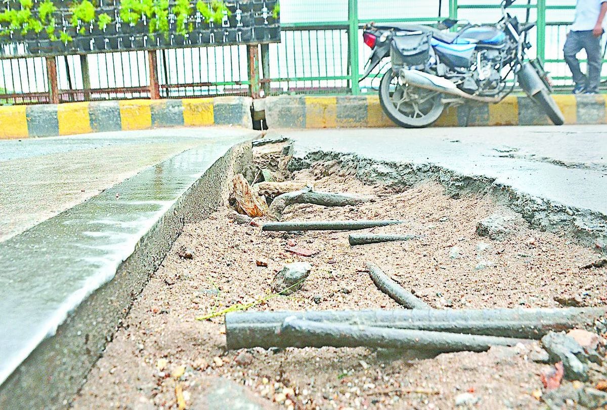 thousands of people passing on poor condition bridge in agra