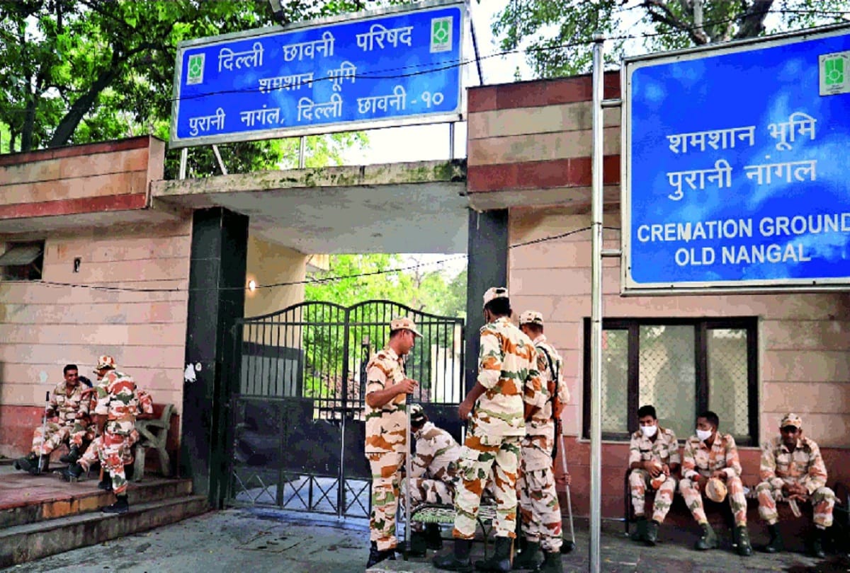 girl murder case in Delhi Cantt Forensic team recovered mobile parts from pyre