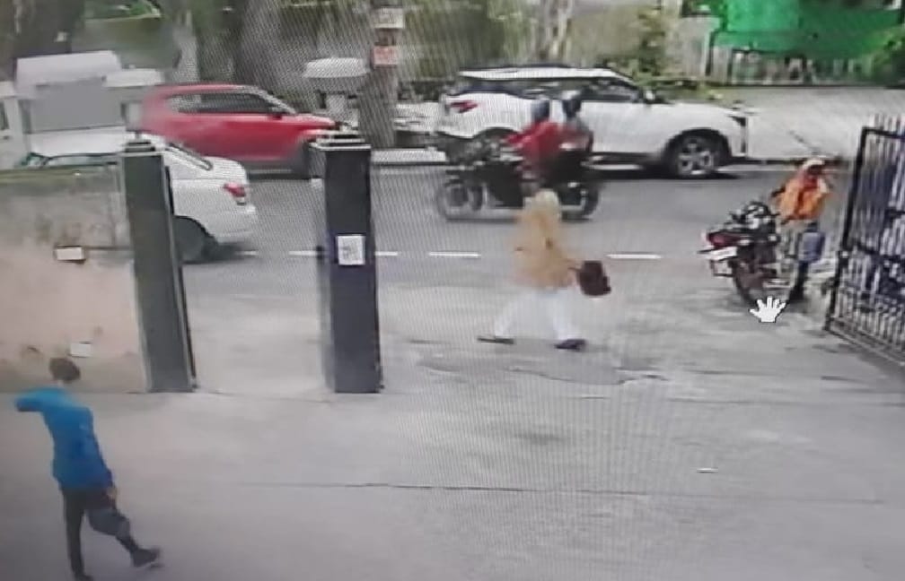 bikers snatches mobile and cash from high court officer in delhi