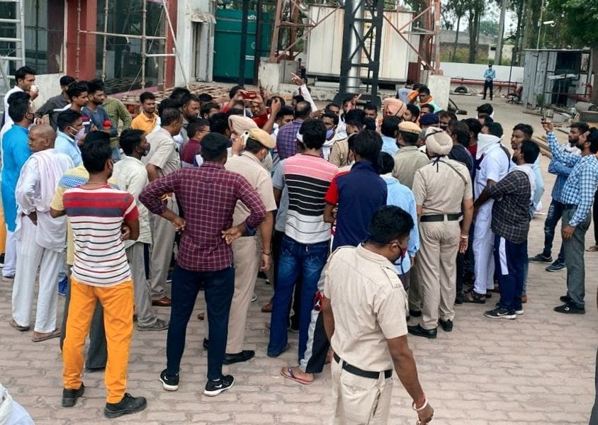 Employees and relatives arrived in the company office with the body of the young man, uproar