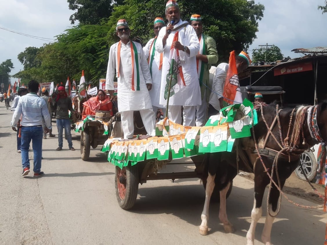 Sitting on horse cart, Congressmen took out BJP's Quit Gaddi march