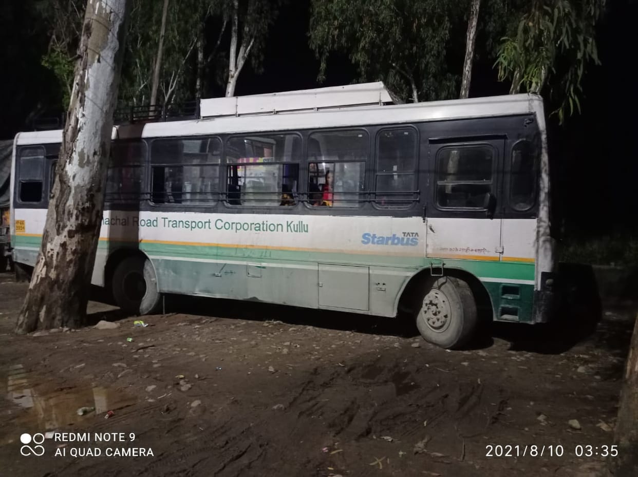 Bus going from Manali to Jalandhar got damaged in Nadaun, Passengers faced problems due to bus breakdown at midnight, hamirpur news