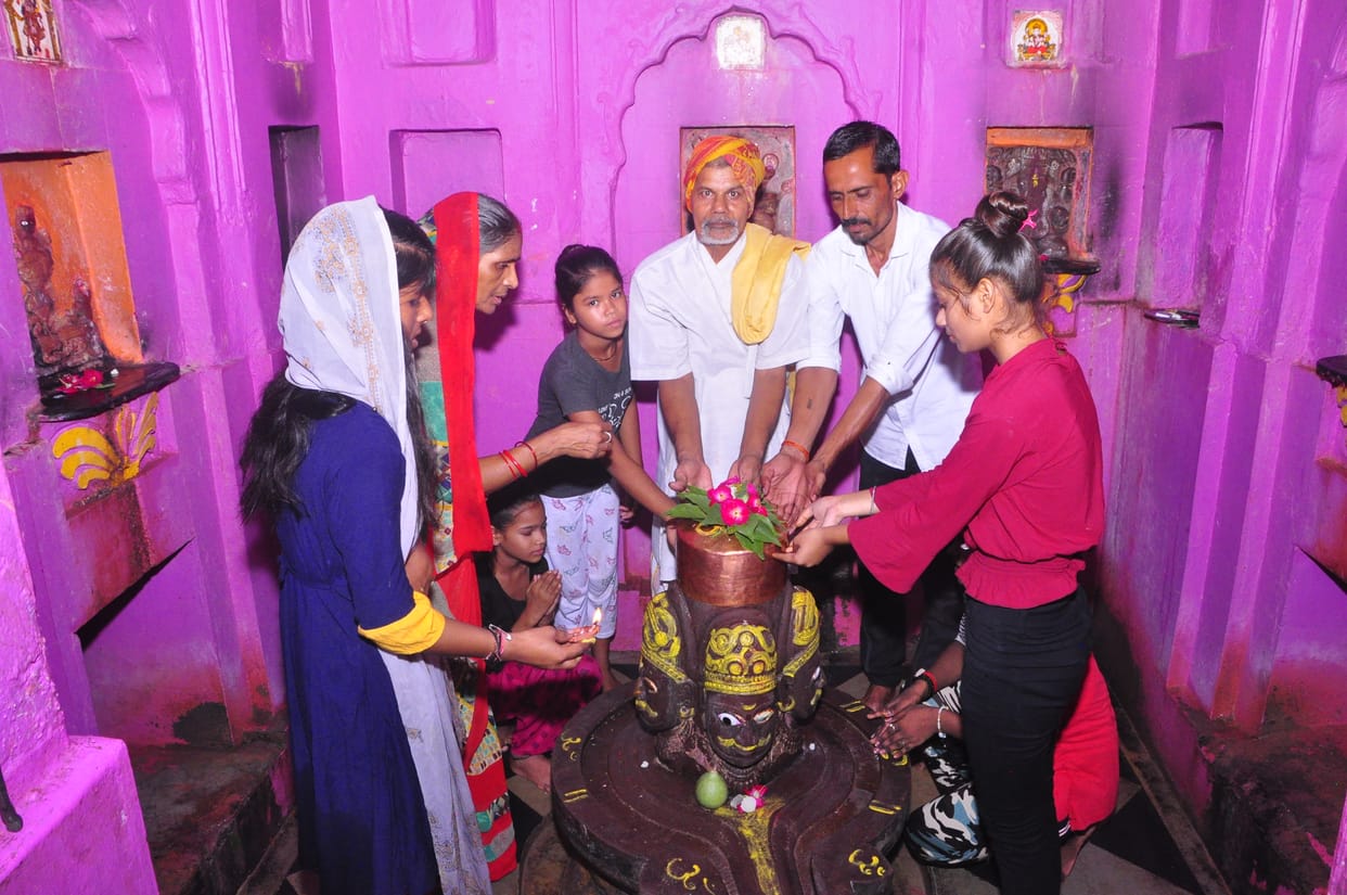 Devotees immersed in the devotion of Har Har Mahadev