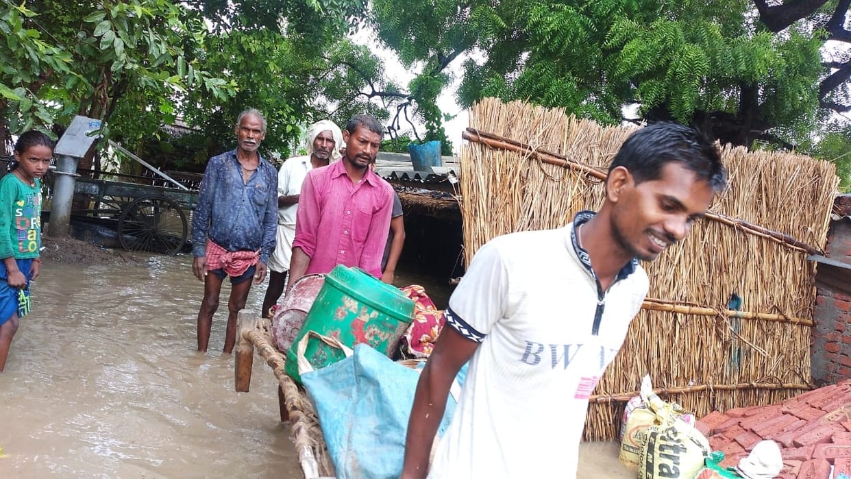 Water entered the settlements adjacent to the Ganges, migration started