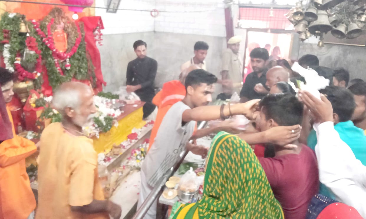 Devotees gathered at Mahavir temples