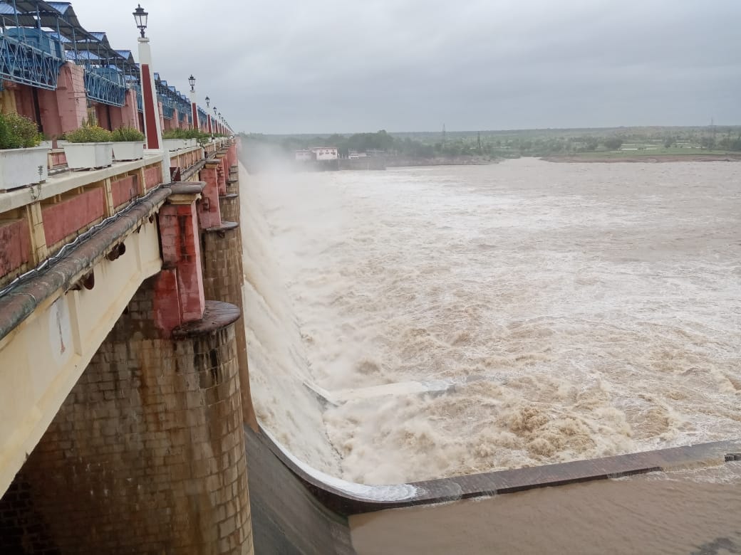 30 thousand water released from matatila dam