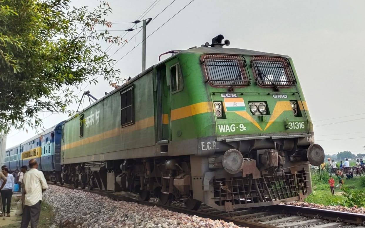 Engine pantograph broken, train stopped, passengers jumped