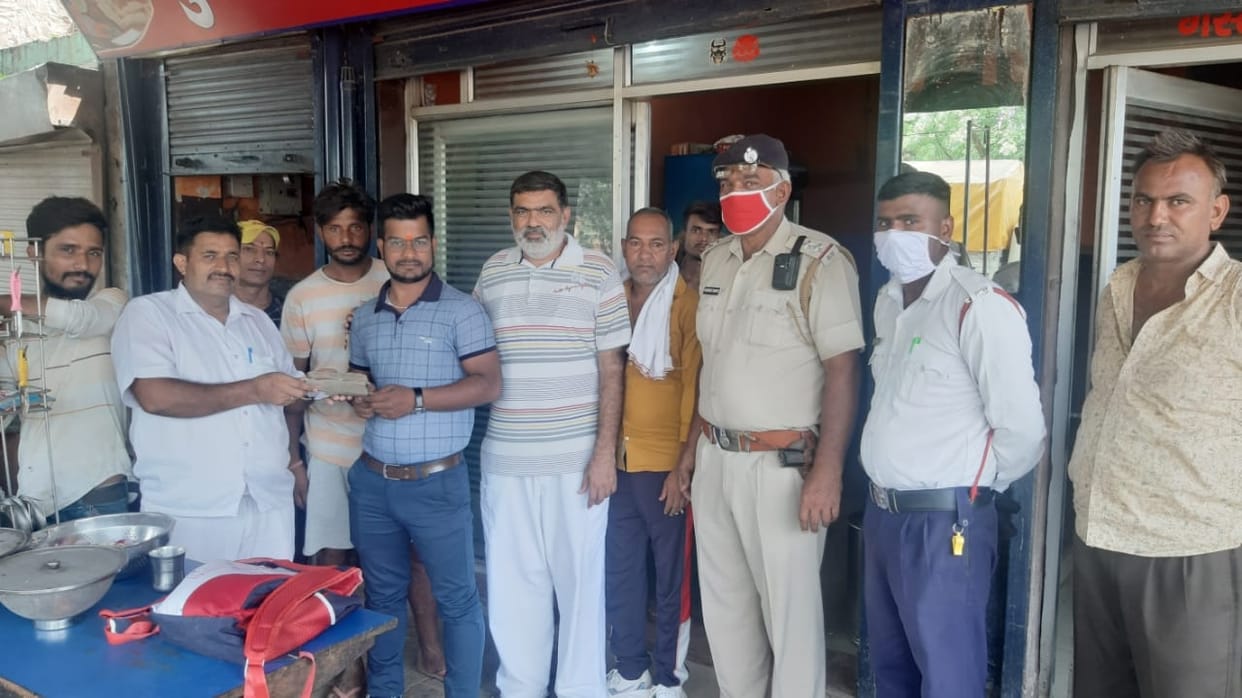 Hotel owner showed honesty by returning 30 thousand rupees