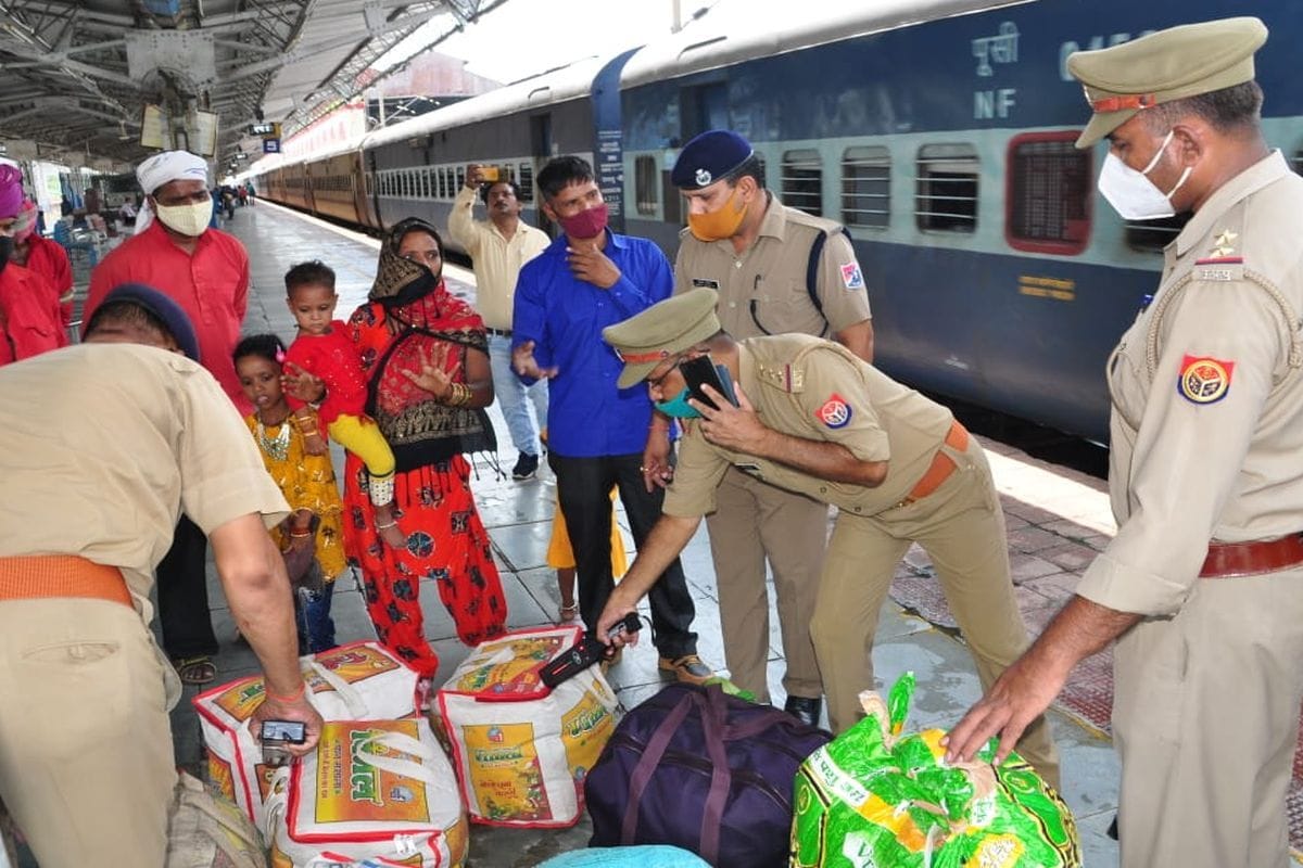 There was a stir due to the information of unclaimed bag in the first class waiting room of Tundla station.