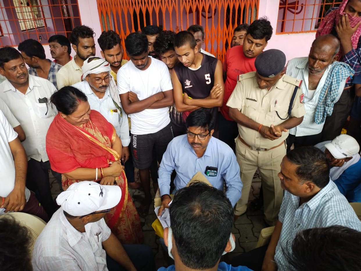 Railway officers arrived with notice, clashes broke out