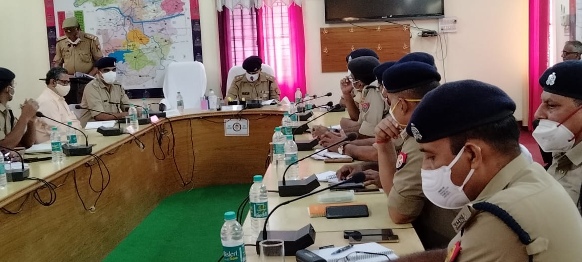 Combing should be regular in Naxal areas, increase contact with the public