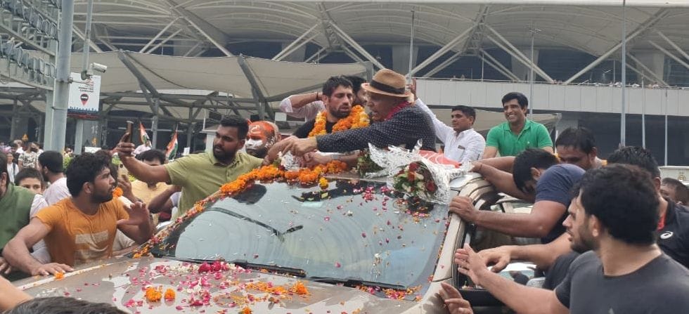 A most welcome to the players of the district participating in the Olympics at the Delhi airport