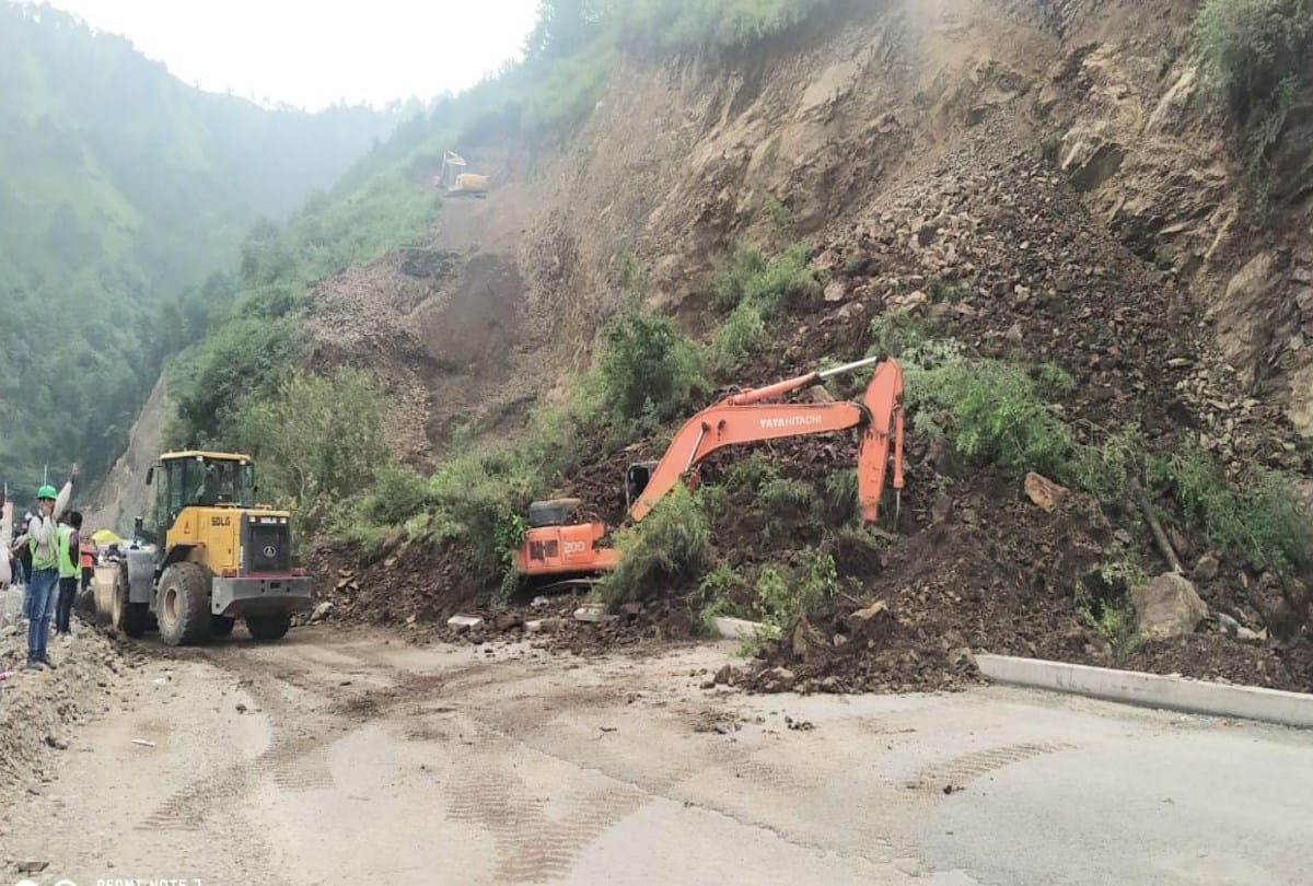 landslide on kalka shimla national highway near Kyari Bangla