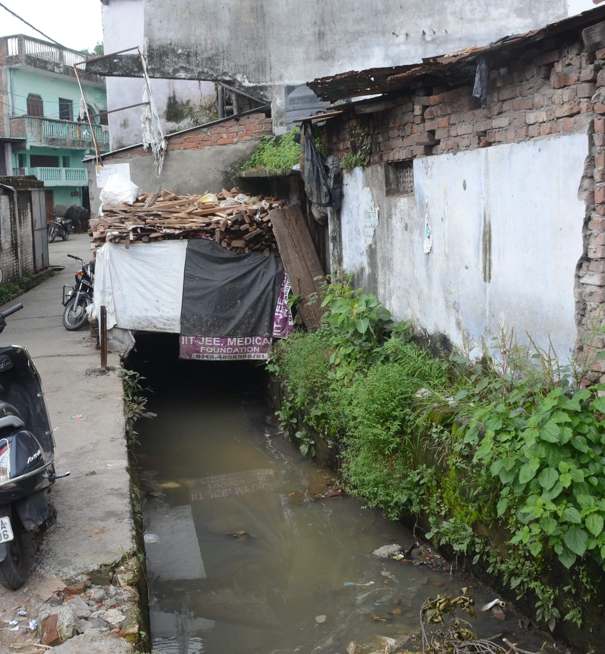 Drains and canals are captured, the city will be submerged