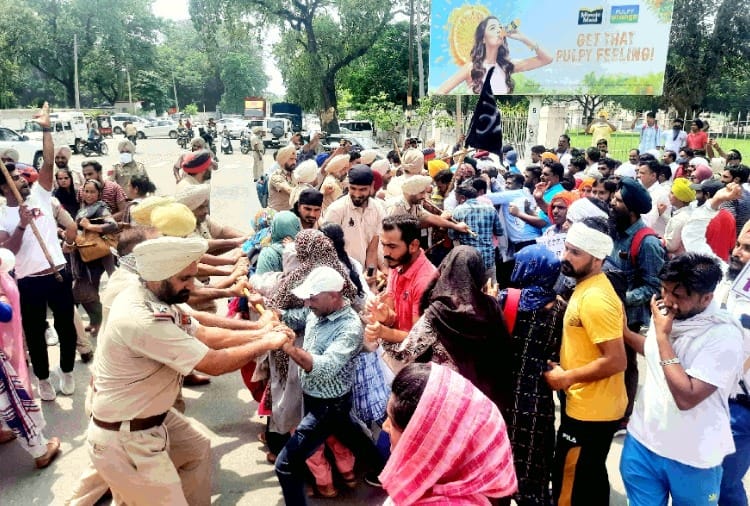 Police lathicharge on ETT teachers in Patiala of Punjab