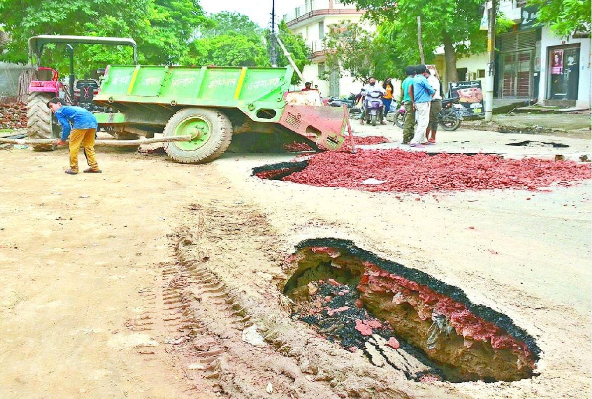 potholes on the roads of Agra