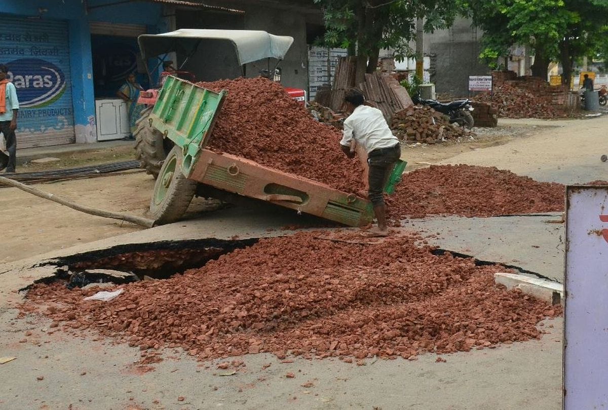 potholes on the roads of Agra