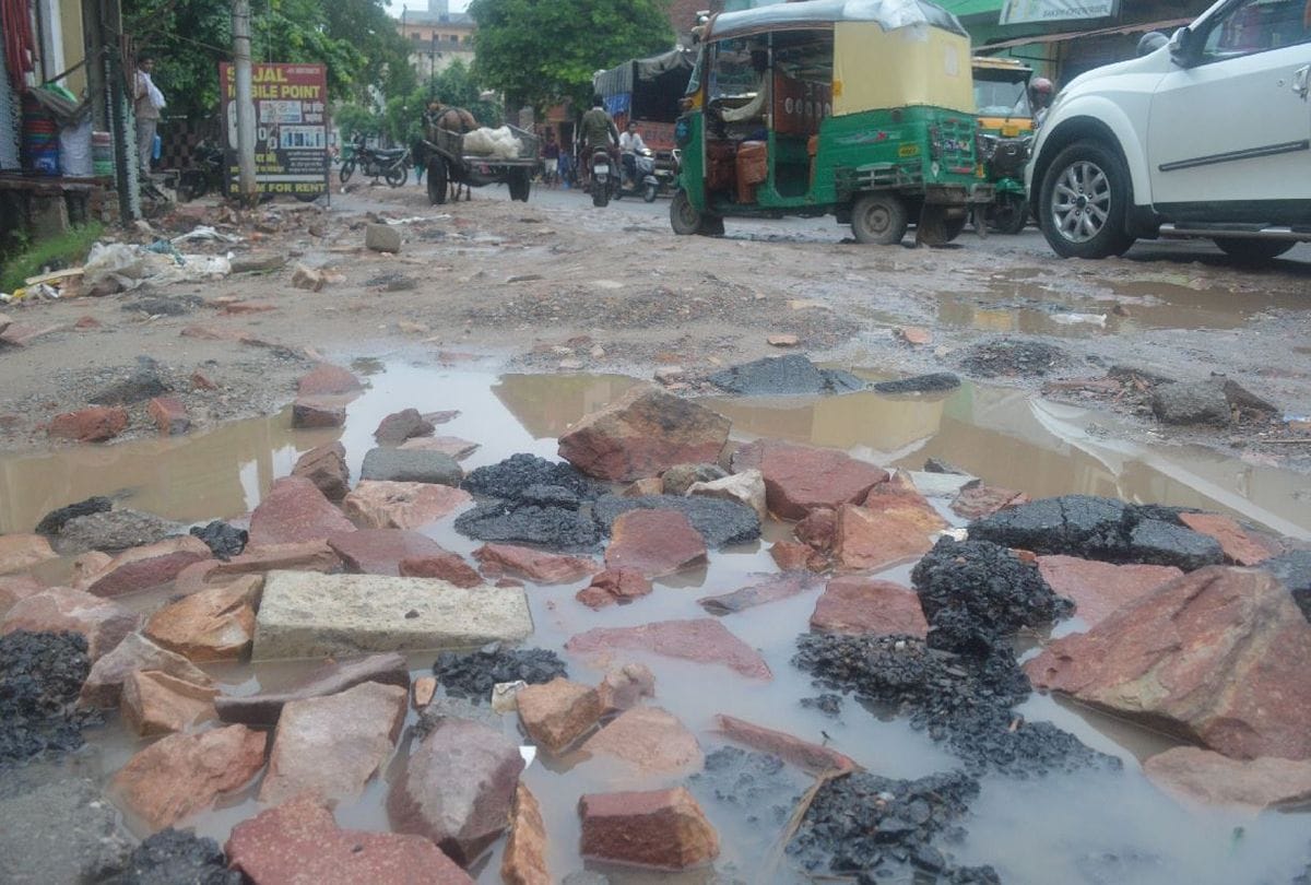 potholes on the roads of Agra
