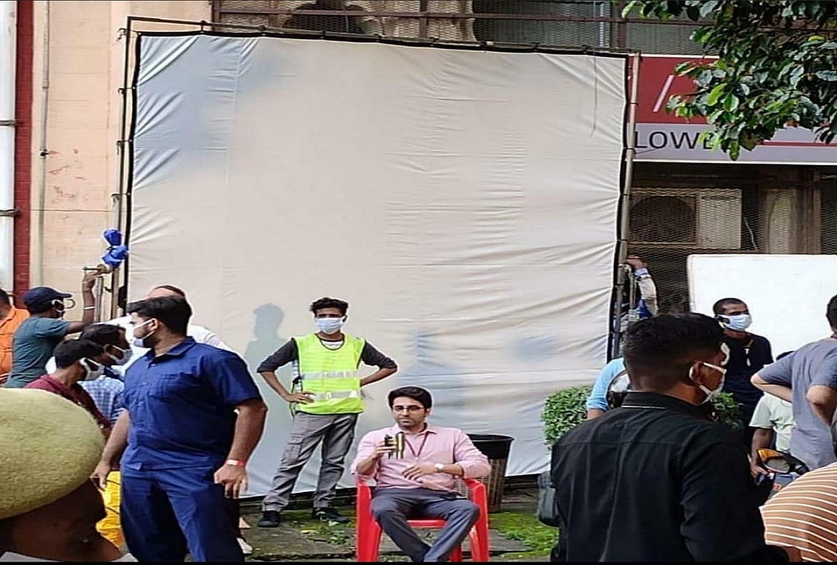 Fans are uncontrollable to catch a glimpse of actor Ayushmann Khurrana, police calm down
