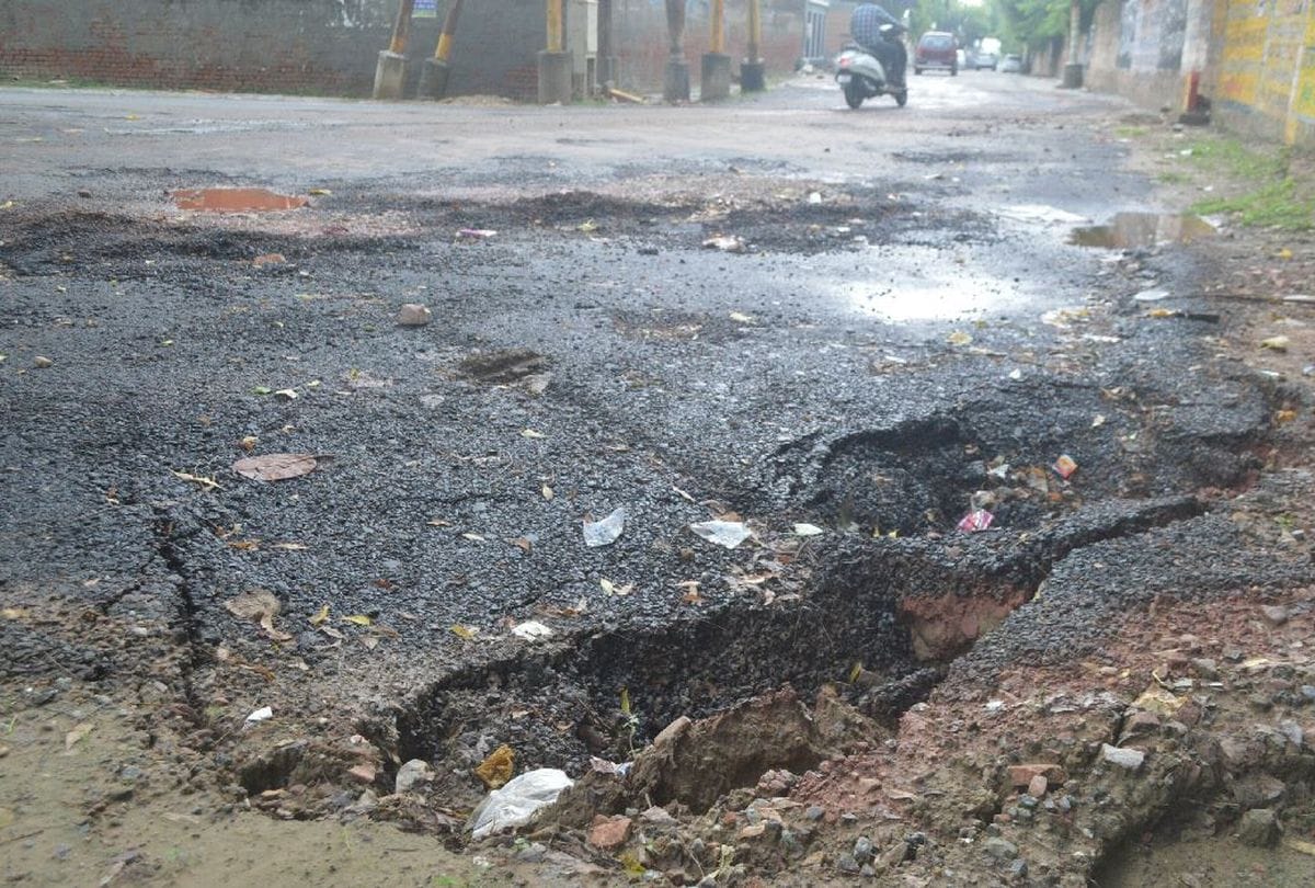 potholes on the roads of Agra