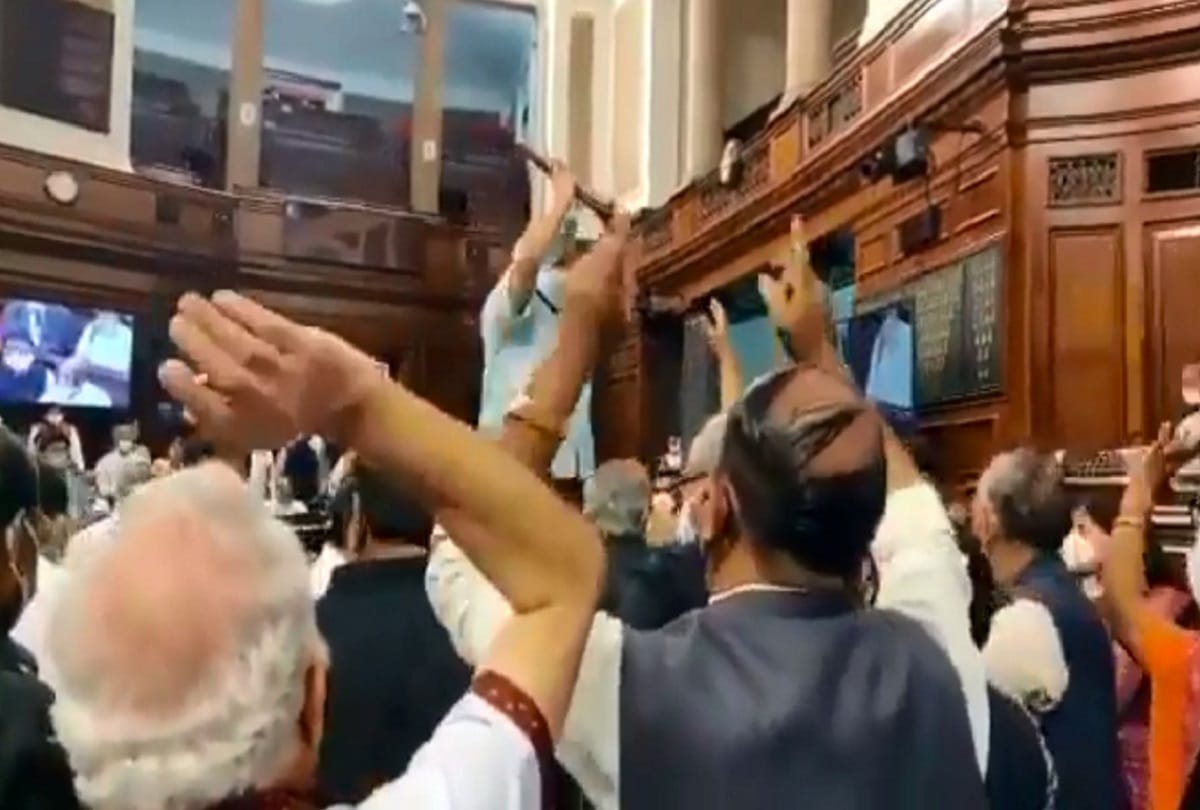 Shameful: Ruckus of leaders of opposition parties in Rajya Sabha, reached the Well and also threw the rule book
