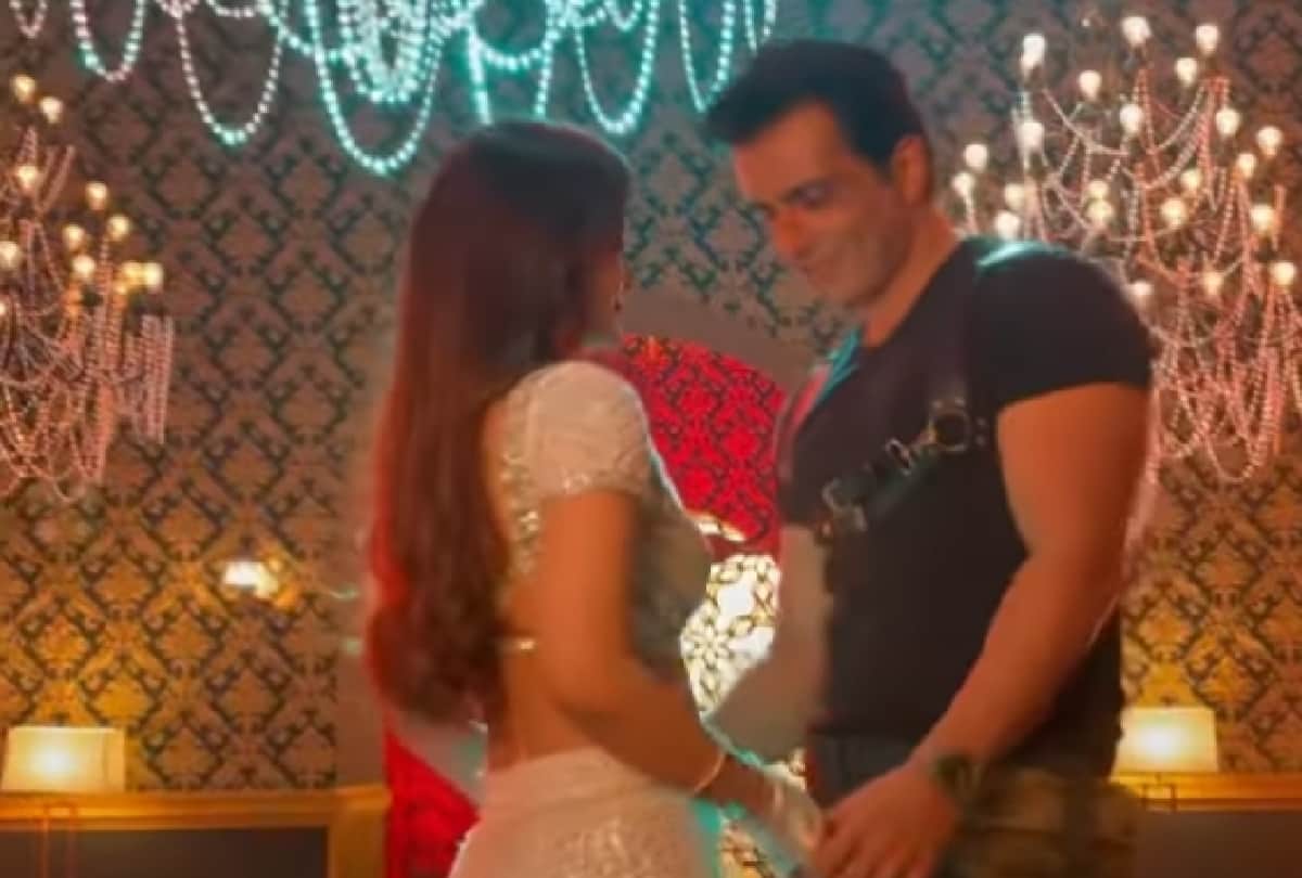 Sonu Sood danced with nidhhi agerwal on the song of Tum to thehre pardeshi video goes viral