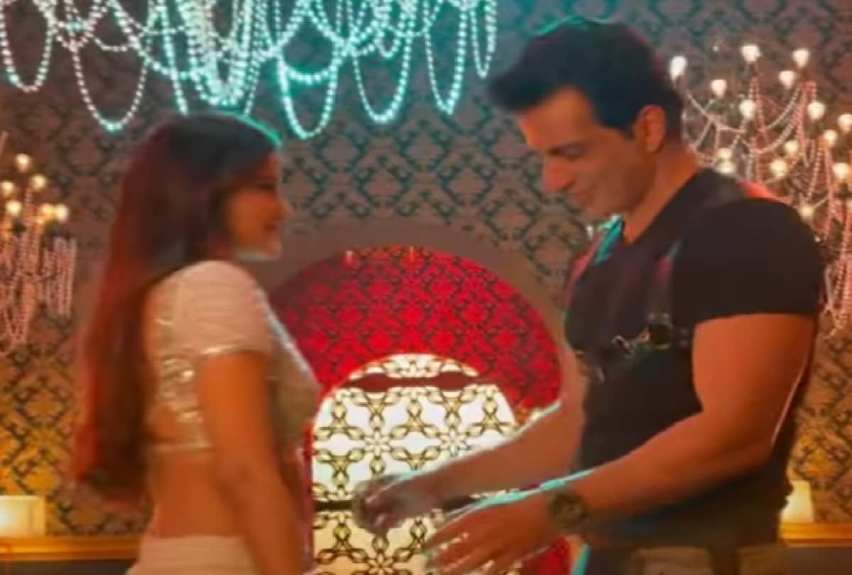 Sonu Sood danced with nidhhi agerwal on the song of Tum to thehre pardeshi video goes viral