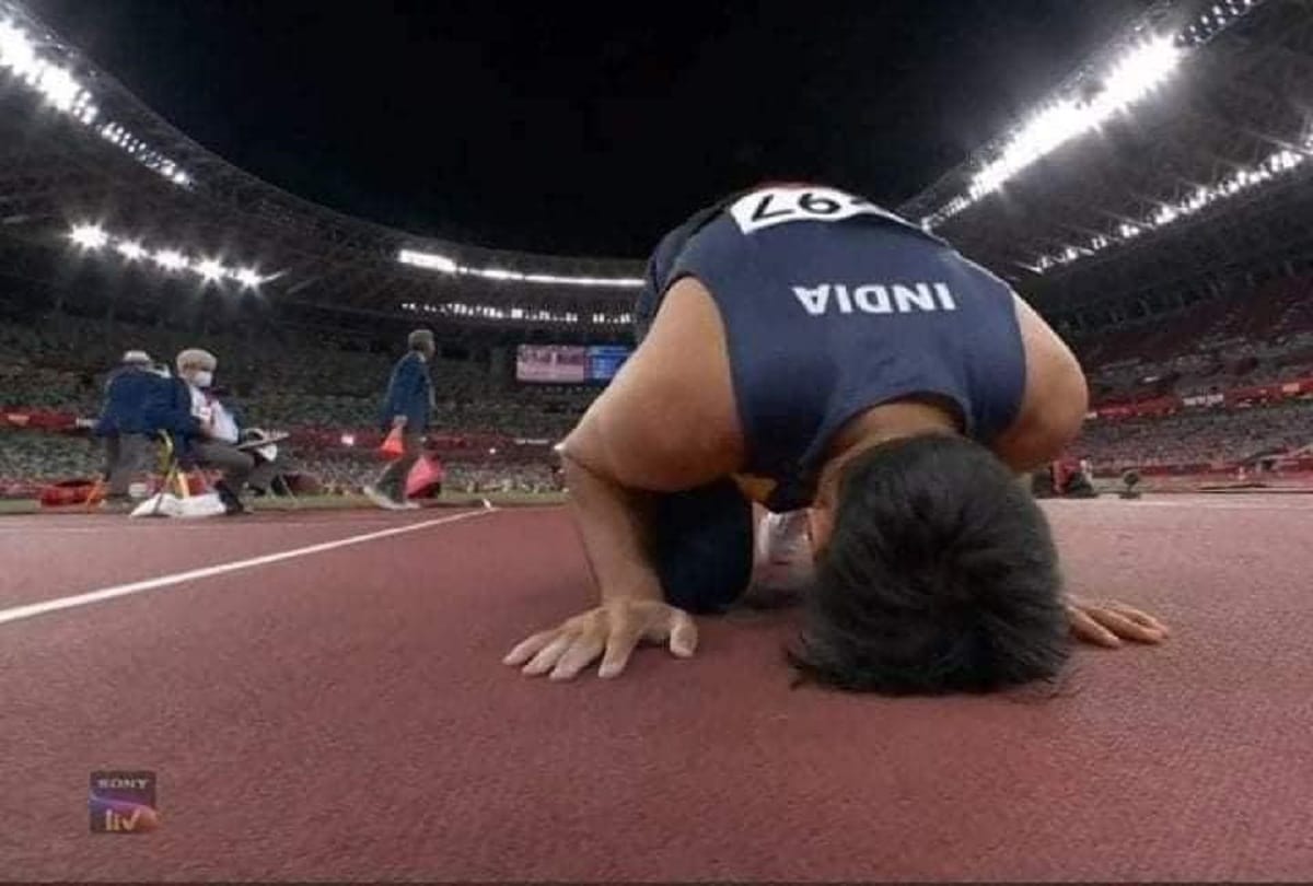 Tokyo Olympics 2021 After winning a medal in the Tokyo Olympics Indian athlete leaned on the ground and someone folded his hand see photo