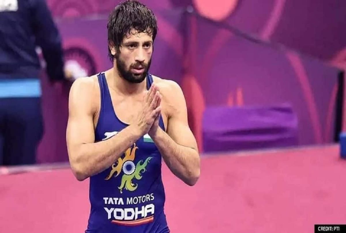 Tokyo Olympics 2021 After winning a medal in the Tokyo Olympics Indian athlete leaned on the ground and someone folded his hand see photo