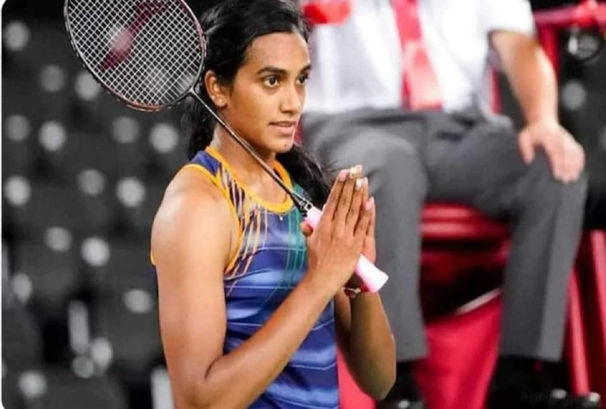 Tokyo Olympics 2021 After winning a medal in the Tokyo Olympics Indian athlete leaned on the ground and someone folded his hand see photo