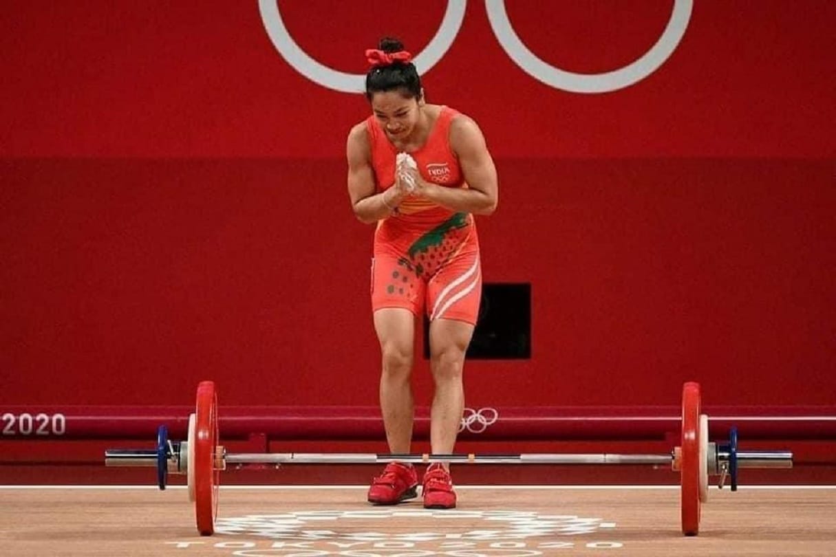 Tokyo Olympics 2021 After winning a medal in the Tokyo Olympics Indian athlete leaned on the ground and someone folded his hand see photo