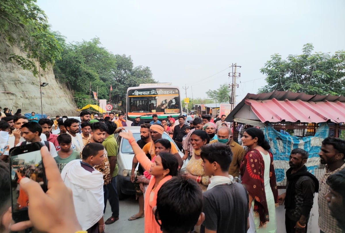 Devotees blocked the road at border in una, prevented Himachalis from going to Punjab