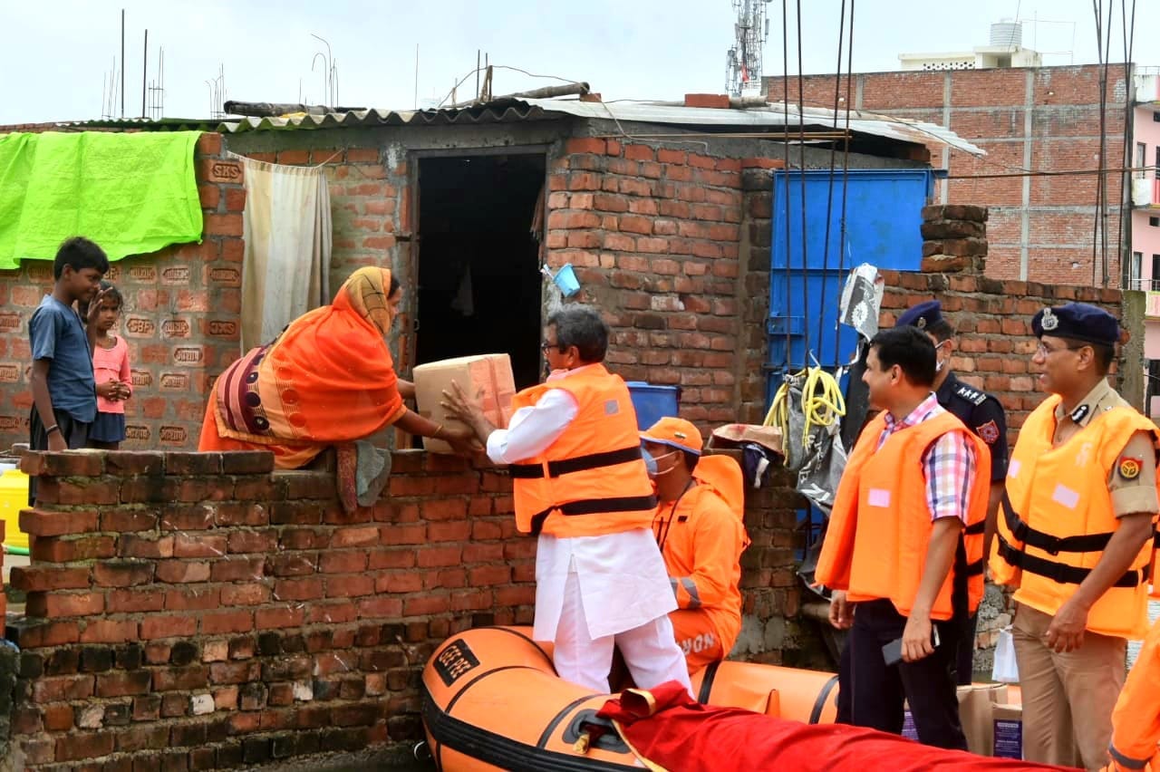 Flood in UP Ganga above danger mark in many districts of Purvanchal situation worsens due to water entering houses
