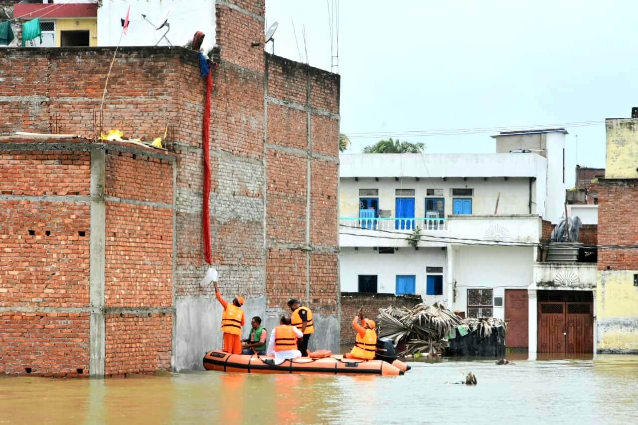 Flood in UP Ganga above danger mark in many districts of Purvanchal situation worsens due to water entering houses