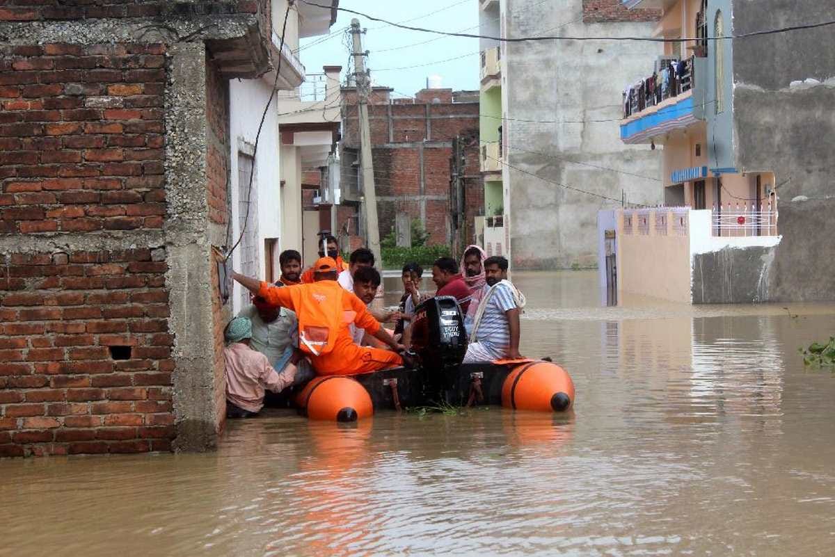 Varanasi ganga Flood situation: family returned from home found that house submerged in flood