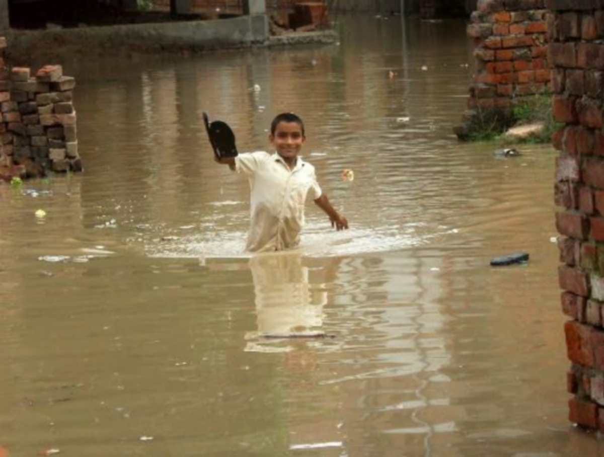 Varanasi ganga Flood situation: family returned from home found that house submerged in flood