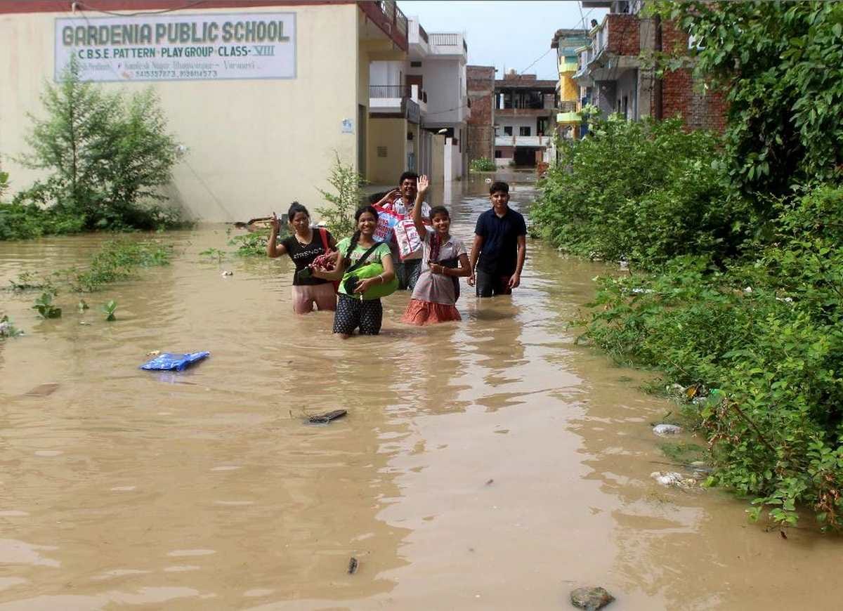 Varanasi ganga Flood situation: family returned from home found that house submerged in flood