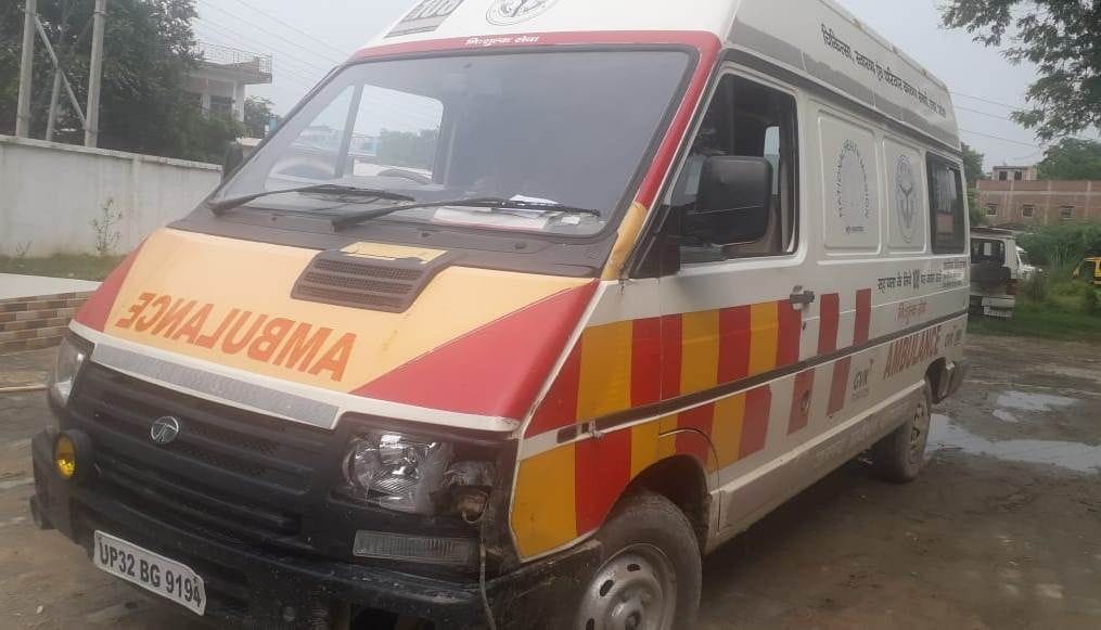 Cash, chain looted from ambulance driver with gun