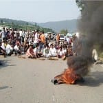हाईवे पर प्रदर्शन करते आक्रोशित परिजन व इलाके के लोग