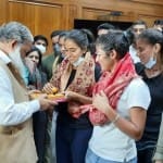 अनिल विज से मिलने पहुंचीं हॉकी टीम की खिलाड़ी।