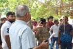 डीएम दफ्तर के सामने पेड़ पर फांसी के लिए लटके रस्से के पास खड़ा युवक। पूछताछ करती पुलिस व एलआईयू। ?