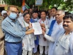 लक्ष्मीपुर ब्लॉक में प्रभारी बीडीओ को ज्ञापन सौपते हुए कांग्रेसी कार्यकर्ता। संवाद