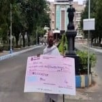 गांधी पोशाक में शख्स
