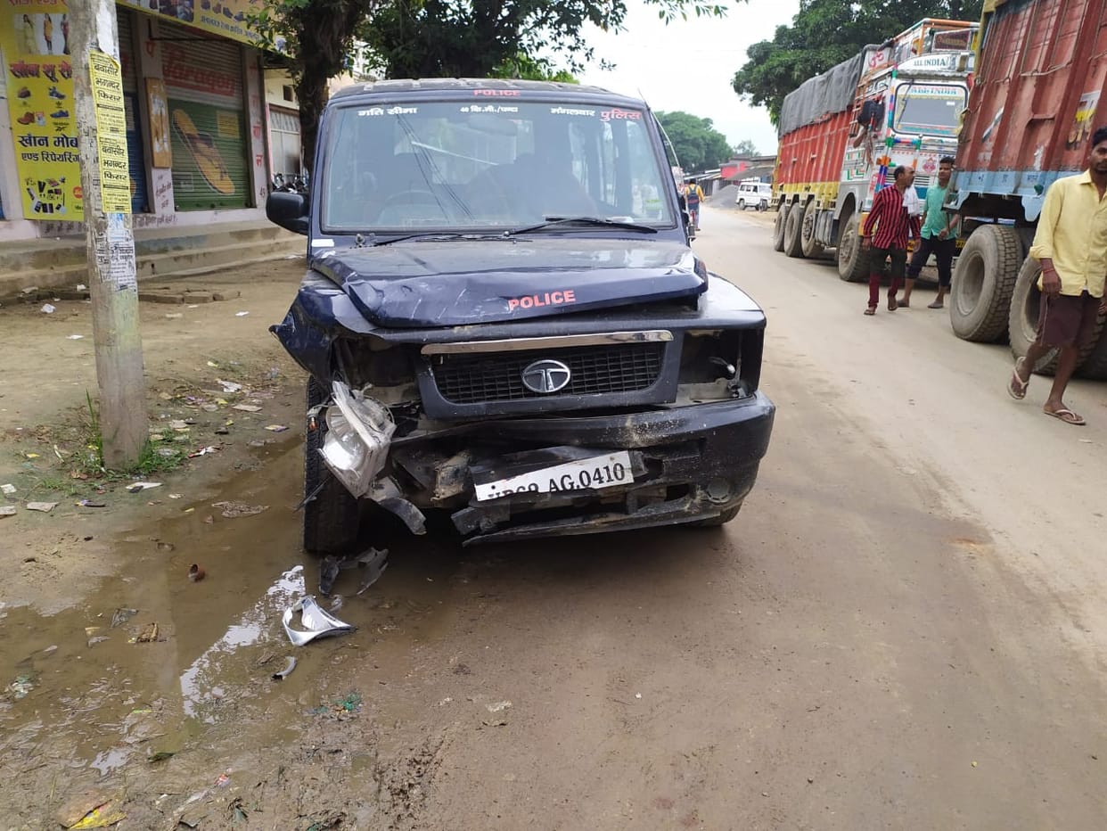 cattle smugglers vehicle collided with police jeep after breaking railway crossing gate in jaunpur  constable injured