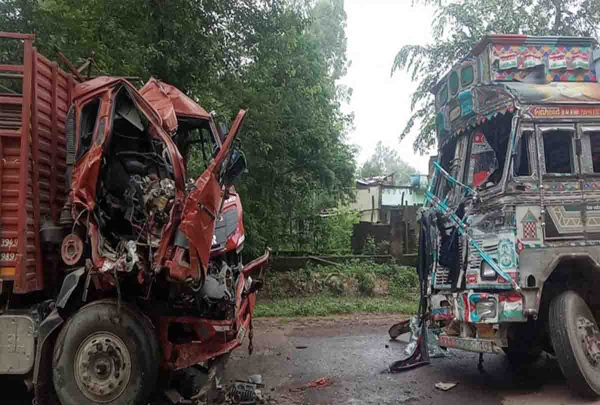 Road accident in Banda: Truck and DCM collide, driver dies