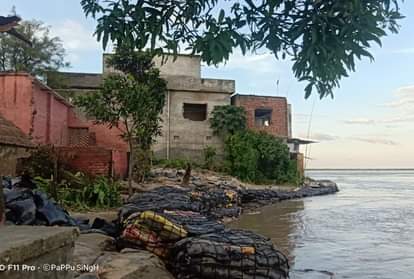 कटान करती गंडक नदी।