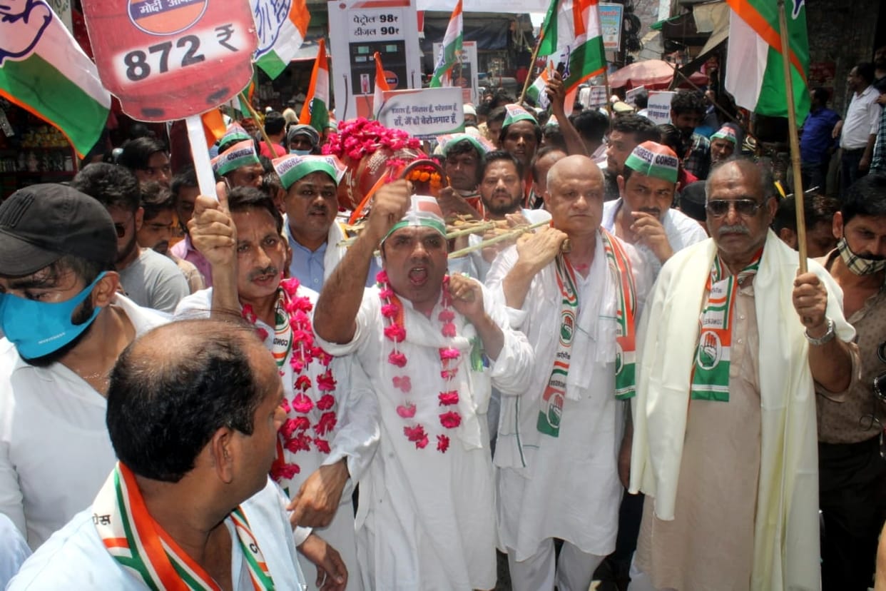 Congressmen took out the funeral procession of gas cylinders against inflation