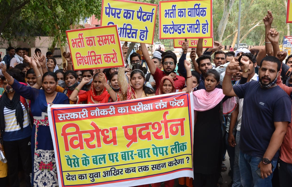 youth protest against cancelation of police recruiment