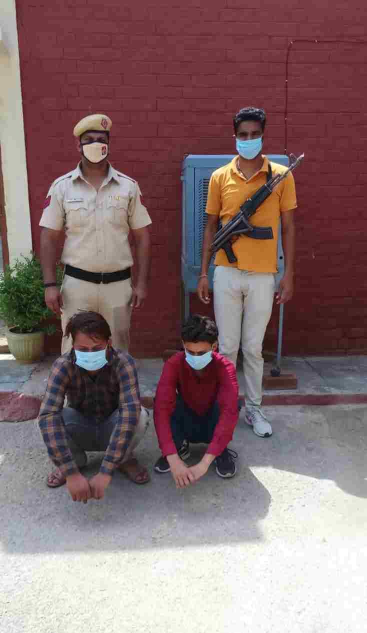 Police caught two youths with country pistol