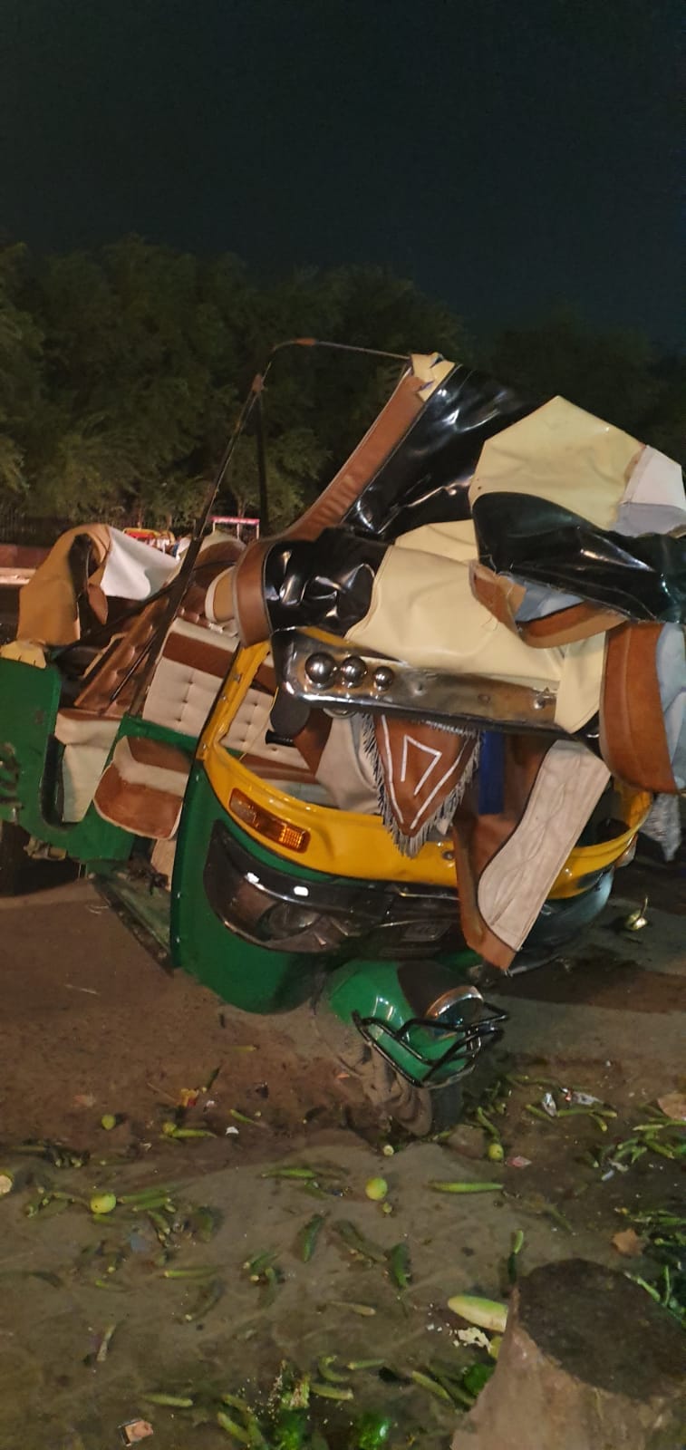 accident on sikandra crossing, 4 injured